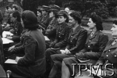 1.06.1943, Falkirk, Szkocja, Wielka Brytania.
Pierwszy kurs rekrucki dla polskich ochotniczek, które zgłosiły się do Pomocniczej Lotniczej Służby Kobiet. Ochotniczki podczas pogadanki majora Zaniewskiego na temat lotnictwa.
Fot. NN, Instytut Polski i Muzeum im. gen. Sikorskiego w Londynie