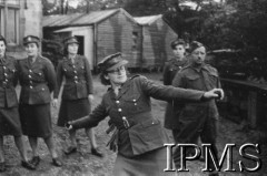 1.06.1943, Falkirk, Szkocja, Wielka Brytania.
Pierwszy kurs rekrucki dla polskich ochotniczek, które zgłosiły się do Pomocniczej Lotniczej Służby Kobiet. Ćwiczenia w rzucie granatem.
Fot. NN, Instytut Polski i Muzeum im. gen. Sikorskiego w Londynie