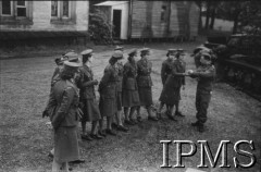 1.06.1943, Falkirk, Szkocja, Wielka Brytania.
Pierwszy kurs rekrucki dla polskich ochotniczek, które zgłosiły się do Pomocniczej Lotniczej Służby Kobiet. Ćwiczenia w rzucie granatem.
Fot. NN, Instytut Polski i Muzeum im. gen. Sikorskiego w Londynie