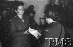 1.06.1943, Falkirk, Szkocja, Wielka Brytania.
Zakończenie kursu rekruckiego dla polskich ochotniczek, które zgłosiły się do Pomocniczej Lotniczej Służby Kobiet. Rozdanie świadectw.
Fot. NN, Instytut Polski i Muzeum im. gen. Sikorskiego w Londynie