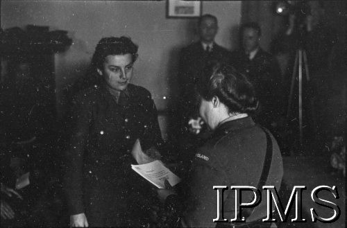 1.06.1943, Falkirk, Szkocja, Wielka Brytania.
Zakończenie pierwszego kursu rekruckiego dla polskich ochotniczek, które zgłosiły się do Pomocniczej Lotniczej Służby Kobiet. Rozdanie świadectw.
Fot. NN, Instytut Polski i Muzeum im. gen. Sikorskiego w Londynie