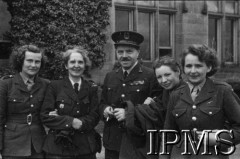 1.06.1943, Falkirk, Szkocja, Wielka Brytania.
Zakończenie pierwszego kursu rekruckiego dla polskich ochotniczek, które zgłosiły się do Pomocniczej Lotniczej Służby Kobiet. Ochotniczki w towarzystwie oficera.
Fot. NN, Instytut Polski i Muzeum im. gen. Sikorskiego w Londynie