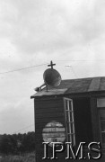 24.06.1943, Northolt, Anglia, Wielka Brytania.
Lotnisko 303 Dywizjonu Myśliwskiego, głośnik na dachu budynku, na ścianie namalowany symbol Czerwonego Krzyża.
Fot. NN, Instytut Polski i Muzeum im. gen. Sikorskiego w Londynie
