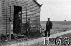 24.06.1943, Northolt, Anglia, Wielka Brytania.
Lotnisko 303 Dywizjonu Myśliwskiego, lotnicy przed budynkiem.
Fot. NN, Instytut Polski i Muzeum im. gen. Sikorskiego w Londynie