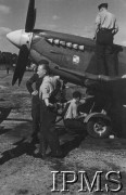 24.06.1943, Northolt, Anglia, Wielka Brytania.
303 Dywizjon Myśliwski, mechanicy przy samolocie.
Fot. NN, Instytut Polski i Muzeum im. gen. Sikorskiego w Londynie