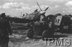 24.06.1943, Northolt, Anglia, Wielka Brytania.
Lotnisko 303 Dywizjonu Myśliwskiego, traktor ciągnie cysternę z paliwem, w tle samolot.
Fot. NN, Instytut Polski i Muzeum im. gen. Sikorskiego w Londynie