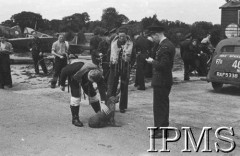 24.06.1943, Northolt, Anglia, Wielka Brytania.
303 Dywizjon Myśliwski - grupa lotników przed budynkiem, dwaj piloci bawią się z psem.
Fot. NN, Instytut Polski i Muzeum im. gen. Sikorskiego w Londynie