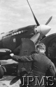 24.06.1943, Northolt, Anglia, Wielka Brytania.
Lotnisko 303 Dywizjonu Myśliwskiego, mechanik przy samolocie.
Fot. NN, Instytut Polski i Muzeum im. gen. Sikorskiego w Londynie
