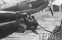 24.06.1943, Northolt, Anglia, Wielka Brytania.
Lotnisko 303 Dywizjonu Myśliwskiego, uzupełnianie paliwa przed startem samolotu.
Fot. NN, Instytut Polski i Muzeum im. gen. Sikorskiego w Londynie