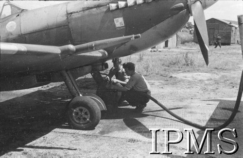 24.06.1943, Northolt, Anglia, Wielka Brytania.
Lotnisko 303 Dywizjonu Myśliwskiego, uzupełnianie paliwa przed startem samolotu.
Fot. NN, Instytut Polski i Muzeum im. gen. Sikorskiego w Londynie