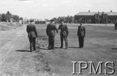 24.06.1943, Northolt, Anglia, Wielka Brytania.
Dywizjon 303,  uroczysta dekoracja majora pil. Wojciecha Kołaczkowskiego i kapitana pil. Tadeusza Koca Krzyżem DFC (Distingnished Flying Cross). Przybycie generała Williama Sholto-Douglasa, dowódcy lotnictwa myśliwskiego RAF.
Fot. NN, Instytut Polski i Muzeum im. gen. Sikorskiego w Londynie