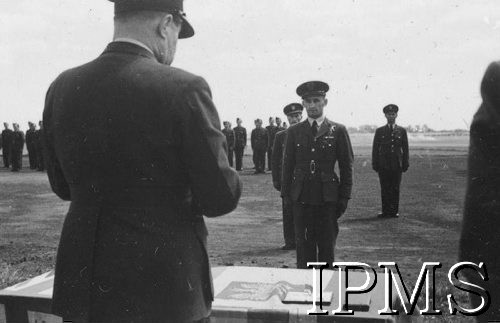 24.06.1943, Northolt, Anglia, Wielka Brytania.
Dywizjon 303, dekoracja kpt. pil. Tadeusza Koca Krzyżem DFC (Distingnished Flying Cross). Z lewej stoi generał William Sholto-Douglas, dowódca lotnictwa myśliwskiego RAF.
Fot. NN, Instytut Polski i Muzeum im. gen. Sikorskiego w Londynie