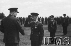 24.06.1943, Northolt, Anglia, Wielka Brytania.
Dywizjon 303, dekoracja kpt. pil. Tadeusza Koca Krzyżem DFC (Distingnished Flying Cross). Z lewej stoi generał William Sholto-Douglas, dowódca lotnictwa myśliwskiego RAF.
Fot. NN, Instytut Polski i Muzeum im. gen. Sikorskiego w Londynie