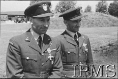24.06.1943, Northolt, Anglia, Wielka Brytania.
Dywizjon 303, dekoracja mjr. pil. Wojciecha Kołaczkowskiego i kpt. pil. Tadeusza Koca Krzyżem DFC (Distingnished Flying Cross). 
Fot. NN, Instytut Polski i Muzeum im. gen. Sikorskiego w Londynie