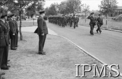 24.06.1943, Northolt, Anglia, Wielka Brytania.
Dywizjon 303, defilada przed generałem Williamem Sholto-Douglasem, dowódcą lotnictwa myśliwskiego RAF.
Fot. NN, Instytut Polski i Muzeum im. gen. Sikorskiego w Londynie