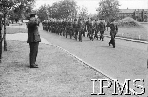 24.06.1943, Northolt, Anglia, Wielka Brytania.
Dywizjon 303, defilada przed generałem Williamem Sholto-Douglasem, dowódcą lotnictwa myśliwskiego RAF.
Fot. NN, Instytut Polski i Muzeum im. gen. Sikorskiego w Londynie