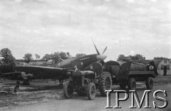 24.06.1943, Northolt, Anglia, Wielka Brytania.
Lotnisko 303 Dywizjonu Myśliwskiego, traktor ciągnie cysternę z paliwem, w tle samolot.
Fot. NN, Instytut Polski i Muzeum im. gen. Sikorskiego w Londynie