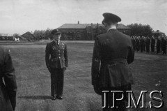 24.06.1943, Northolt, Anglia, Wielka Brytania.
Mjr Aleksander Gabszewicz przyjmuje raport dowódcy 303 Dywizjonu Myśliwskiego kpt. Zygmunta Bieńkowskiego.
Fot. NN, Instytut Polski i Muzeum im. gen. Sikorskiego w Londynie