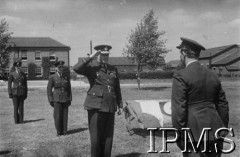 24.06.1943, Northolt, Anglia, Wielka Brytania.
Generał William Sholto-Douglas, dowódca lotnictwa myśliwskiego RAF, przyjmuje raport mjr. Aleksandra Gabszewicza.
Fot. NN, Instytut Polski i Muzeum im. gen. Sikorskiego w Londynie