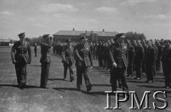 24.06.1943, Northolt, Anglia, Wielka Brytania.
Generał William Sholto-Douglas, dowódca lotnictwa myśliwskiego RAF, dokonuje przeglądu oddziałów.
Fot. NN, Instytut Polski i Muzeum im. gen. Sikorskiego w Londynie