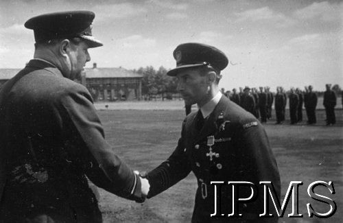 24.06.1943, Northolt, Anglia, Wielka Brytania.
Dywizjon 303, dekoracji mjr. pil. Wojciecha Kołaczkowskiego Krzyżem DFC (Distingnished Flying Cross) dokonuje generał William Sholto-Douglas, dowódca lotnictwa myśliwskiego RAF.
Fot. NN, Instytut Polski i Muzeum im. gen. Sikorskiego w Londynie