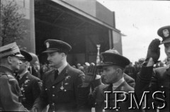 24.06.1943, Hemswell, Anglia, Wielka Brytania.
Święto 300 Dywizjonu Bombowego, generał Marian Kukiel dekoruje lotników krzyżem Virtuti Militari.
Fot. NN, Instytut Polski i Muzeum im. gen. Sikorskiego w Londynie