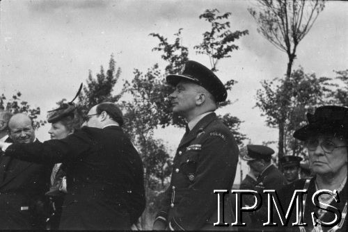24.06.1943, Hemswell, Anglia, Wielka Brytania.
Święto 300 Dywizjonu Bombowego, na trybunie honorowej m.in. premier Stanisław Mikołajczyk (pierwszy z lewej) i generał Stanisław Ujejski (na pierwszym planie).
Fot. NN, Instytut Polski i Muzeum im. gen. Sikorskiego w Londynie