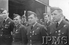 24.06.1943, Hemswell, Anglia, Wielka Brytania.
Święto 300 Dywizjonu Bombowego, lotnicy po dekoracji krzyżem Virtuti Militari.
Fot. NN, Instytut Polski i Muzeum im. gen. Sikorskiego w Londynie