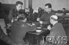 24.06.1943, Hemswell, Anglia, Wielka Brytania.
Święto 300 Dywizjonu Bombowego, sierżanci grają w brydża.
Fot. NN, Instytut Polski i Muzeum im. gen. Sikorskiego w Londynie