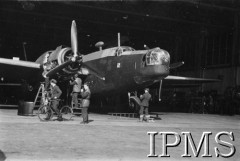 24.06.1943, Hemswell, Anglia, Wielka Brytania.
Święto 300 Dywizjonu Bombowego, bombowiec Wellington w hangarze.
Fot. NN, Instytut Polski i Muzeum im. gen. Sikorskiego w Londynie