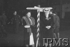 24.06.1943, Hemswell, Anglia, Wielka Brytania.
Święto 300 Dywizjonu Bombowego, Virginia Child-Villiers, lady Jersey obok drogowskazu w hangarze.
Fot. NN, Instytut Polski i Muzeum im. gen. Sikorskiego w Londynie