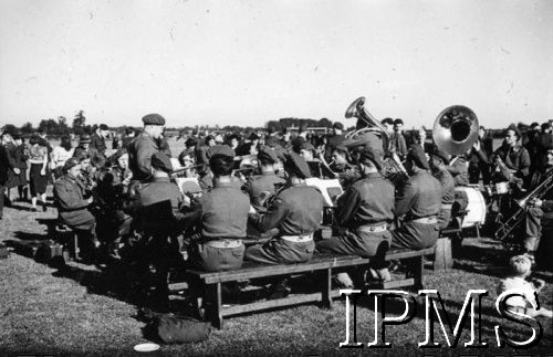 24.06.1943, Hemswell, Anglia, Wielka Brytania.
Święto 300 Dywizjonu Bombowego, orkiestra gra podczas zabawy tanecznej.
Fot. NN, Instytut Polski i Muzeum im. gen. Sikorskiego w Londynie