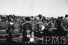 24.06.1943, Hemswell, Anglia, Wielka Brytania.
Święto 300 Dywizjonu Bombowego, orkiestra gra podczas zabawy tanecznej.
Fot. NN, Instytut Polski i Muzeum im. gen. Sikorskiego w Londynie