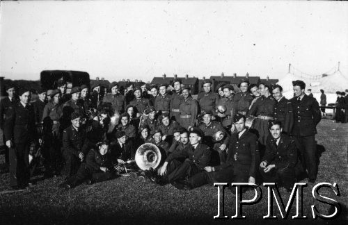 24.06.1943, Hemswell, Anglia, Wielka Brytania.
Święto 300 Dywizjonu Bombowego, fotografia grupowa.
Fot. NN, Instytut Polski i Muzeum im. gen. Sikorskiego w Londynie
