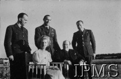 24.06.1943, Hemswell, Anglia, Wielka Brytania.
Święto 300 Dywizjonu Bombowego, poseł Graham w towarzystwie polskich oficerów, z lewej stoi kpt. Leopold Hrabkiewicz.
Fot. NN, Instytut Polski i Muzeum im. gen. Sikorskiego w Londynie
