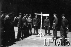 24.06.1943, Hemswell, Anglia, Wielka Brytania.
Święto 300 Dywizjonu Bombowego, lotnicy przy drogowskazie w hangarze.
Fot. NN, Instytut Polski i Muzeum im. gen. Sikorskiego w Londynie