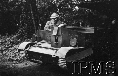 28.06.1943, Kanał La Manche (okolice), Anglia, Wielka Brytania.
Ćwiczenia polskiej jednostki pancernej, żołnierz w transporterze opancerzonym Universal Carrier.
Fot. NN, Instytut Polski i Muzeum im. gen. Sikorskiego w Londynie
