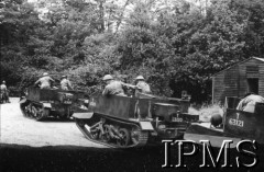 28.06.1943, Kanał La Manche (okolice), Anglia, Wielka Brytania.
Ćwiczenia polskiej jednostki pancernej, żołnierze w transporterach opancerzonych Universal Carrier.
Fot. NN, Instytut Polski i Muzeum im. gen. Sikorskiego w Londynie
