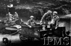 28.06.1943, Kanał La Manche (okolice), Anglia, Wielka Brytania.
Ćwiczenia polskiej jednostki pancernej, żołnierze w transporterach opancerzonych Universal Carrier.
Fot. NN, Instytut Polski i Muzeum im. gen. Sikorskiego w Londynie
