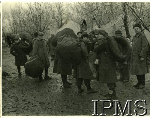 Jesień 1941, ZSRR.
Obóz formujących sie Polskich Sił Zbrojnych w ZSRR. Żołnierze z bagażami.
Fot. NN, Instytut Polski i Muzeum im. gen. Sikorskiego w Londynie