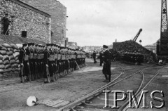 10.07.1943, Plymouth, Anglia, Wielka Brytania.
Pogrzeb gen. Władysława Sikorskiego. Polscy marynarze czekają na przybycie ORP 