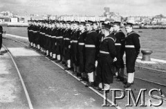 10.07.1943, Plymouth, Anglia, Wielka Brytania.
Pogrzeb gen. Władysława Sikorskiego. Polscy marynarze czekają na przybycie ORP 