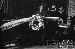 10.07.1943, Plymouth, Anglia, Wielka Brytania.
Pogrzeb gen. Władysława Sikorskiego. Wieniec od 304 Dywizjonu Bombowego.
Fot. NN, Instytut Polski i Muzeum im. gen. Sikorskiego w Londynie