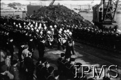 10.07.1943, Plymouth, Anglia, Wielka Brytania.
Pogrzeb gen. Władysława Sikorskiego. Orkiestra na nabrzeżu.
Fot. NN, Instytut Polski i Muzeum im. gen. Sikorskiego w Londynie