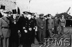 10.07.1943, Plymouth, Anglia, Wielka Brytania.
Pogrzeb gen. Władysława Sikorskiego. Przedstawiciele polskiego rządu na nabrzeżu, stoją od lewej: gen. Marian Kukiel, NN, wiceadmirał Jerzy Świrski.
Fot. NN, Instytut Polski i Muzeum im. gen. Sikorskiego w Londynie