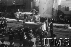 10.07.1943, Plymouth, Anglia, Wielka Brytania.
Pogrzeb gen. Władysława Sikorskiego. Marynarze ustawiają trumnę na lawecie.
Fot. NN, Instytut Polski i Muzeum im. gen. Sikorskiego w Londynie