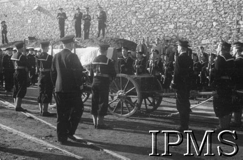 10.07.1943, Plymouth, Anglia, Wielka Brytania.
Pogrzeb gen. Władysława Sikorskiego, trumna na lawecie.
Fot. NN, Instytut Polski i Muzeum im. gen. Sikorskiego w Londynie
