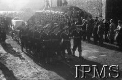 10.07.1943, Plymouth, Anglia, Wielka Brytania.
Pogrzeb gen. Władysława Sikorskiego, marynarze prowadzą lawetę z trumną.
Fot. NN, Instytut Polski i Muzeum im. gen. Sikorskiego w Londynie