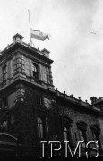 14.07.1943, Londyn, Anglia, Wielka Brytania.
Pogrzeb gen. Władysława Sikorskiego. Polska flaga z żałobnym kirem powiewa na dachu Kensington Palace, który był siedzibą Rady Ministrów rządu RP na uchodźstwie.
Fot. NN, Instytut Polski i Muzeum im. gen. Sikorskiego w Londynie