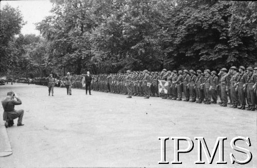 14.07.1943, Londyn, Anglia, Wielka Brytania.
Pogrzeb gen. Władysława Sikorskiego. Prezydent Władysław Raczkiewicz i polskie oddziały przed Kensington Palace.
Fot. NN, Instytut Polski i Muzeum im. gen. Sikorskiego w Londynie